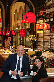 Karlheinz Reindl (Rubenbauer Holding), L'Osteria Betriebsleiterin Chatie (©Foto: Martin Schmitz)
